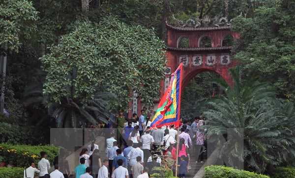 Du kh&aacute;ch về d&acirc;ng hương Giỗ tổ trong tiết trời nắng nhẹ