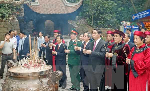 Chủ tịch nước Trần Đại Quang d&acirc;ng hương Giỗ Tổ H&ugrave;ng Vương