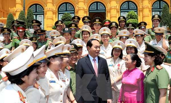 Chủ tịch nước gặp mặt phụ nữ C&ocirc;ng an ti&ecirc;u biểu năm 2016