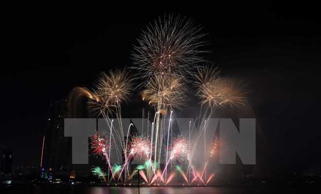 Lễ hội ph&aacute;o hoa Đ&agrave; Nẵng chứng kiến sự b&ugrave;ng nổ của Nhật Bản v&agrave; Thụy Sĩ