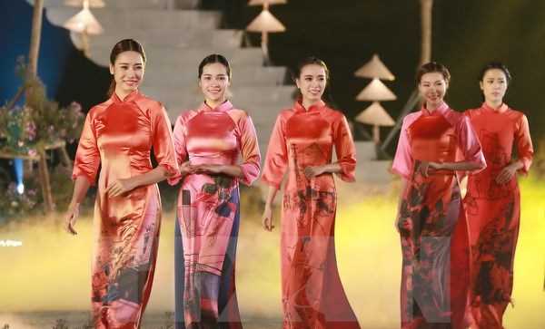 Festival Nghề truyền thống Huế: Ấn tượng "Hội họa Huế v&agrave; &aacute;o d&agrave;i"