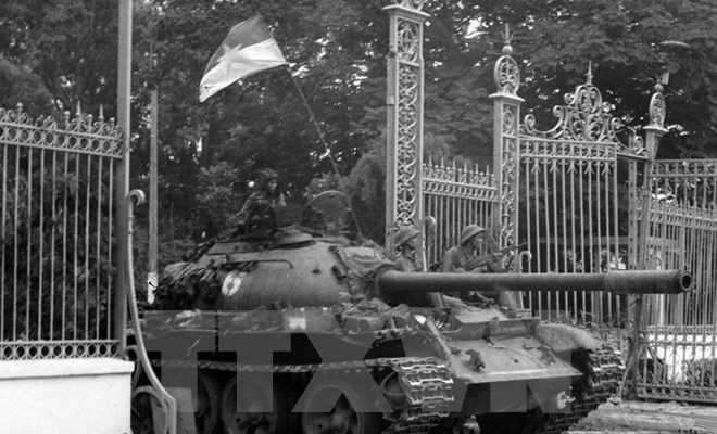 Nh&igrave;n lại những h&igrave;nh ảnh h&agrave;o h&ugrave;ng của ng&agrave;y 30-4-1975