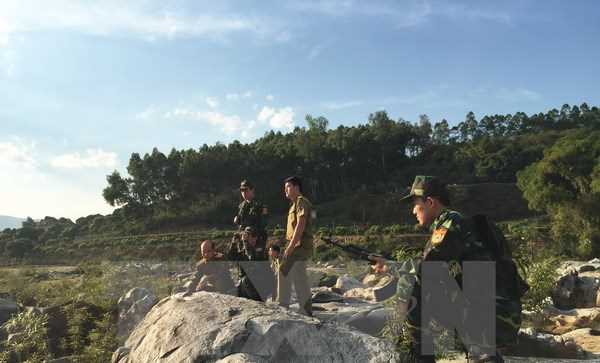 Việt Nam-L&agrave;o coi trọng hợp t&aacute;c quốc ph&ograve;ng tr&ecirc;n tuyến bi&ecirc;n giới