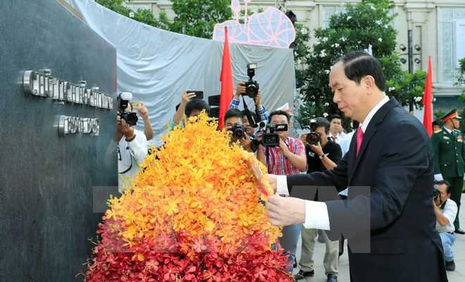 Chủ tịch nước d&acirc;ng hương, d&acirc;ng hoa tại Bảo t&agrave;ng Hồ Ch&iacute; Minh