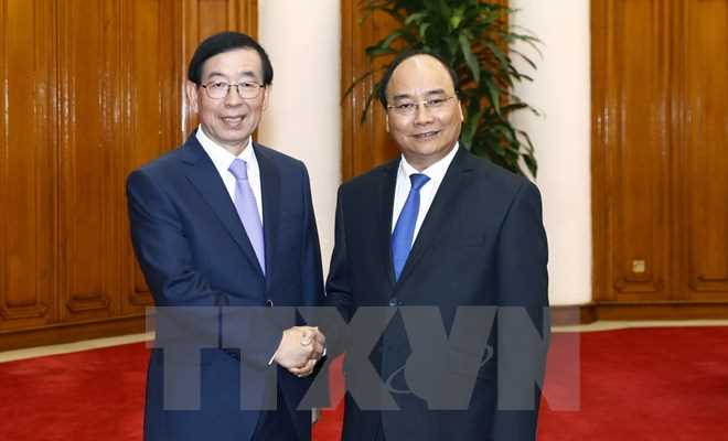 Thủ tướng Nguyễn Xu&acirc;n Ph&uacute;c tiếp Đặc ph&aacute;i vi&ecirc;n của Tổng thống H&agrave;n Quốc