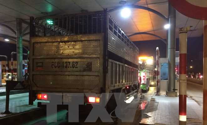 Xe tải vi phạm lao thẳng vào cảnh sát giao thông, 1 chiến sỹ tử vong