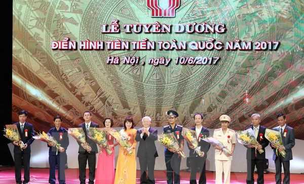 Vinh danh nhiều tấm gương ti&ecirc;u biểu g&oacute;p phần x&acirc;y dựng, bảo vệ Tổ quốc