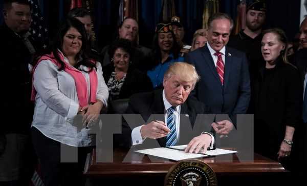 Tổng thống Mỹ Donald Trump ký ban hành dự luật ngân sách liên bang