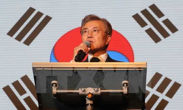 Ông Moon Jae-in tiếp quản quyền chỉ huy lực lượng vũ trang Hàn Quốc