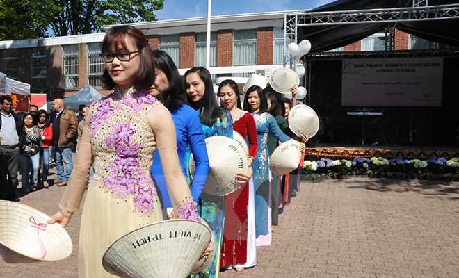 Đo&agrave;n sứ qu&aacute;n Việt Nam tham gia Lễ hội m&ugrave;a Xu&acirc;n tại Brussels