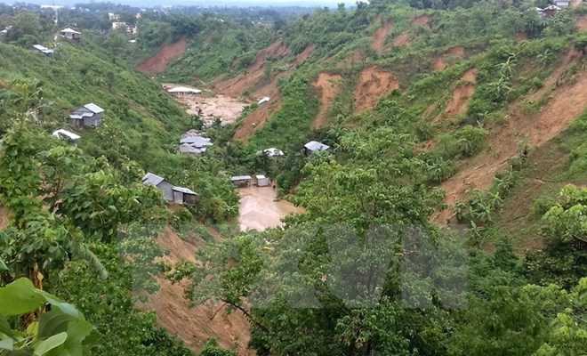 Mưa lớn gây lở đất chôn vùi hàng trăm người ở Bangladesh