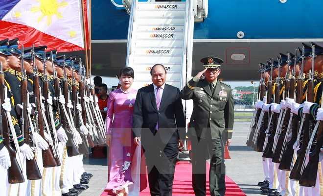 Thủ tướng đến Philippines, bắt đầu tham dự Hội nghị cấp cao ASEAN