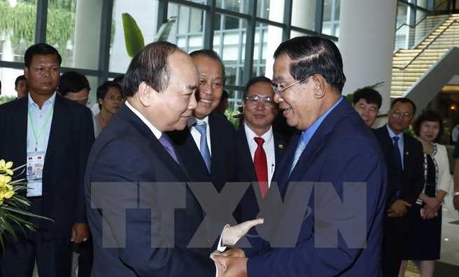 Thủ tướng Nguyễn Xu&acirc;n Ph&uacute;c l&agrave;m việc với Thủ tướng Campuchia