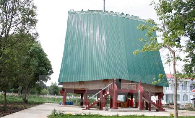 B&ecirc;t&ocirc;ng h&oacute;a nh&agrave; r&ocirc;ng - nguy cơ mất dần văn h&oacute;a cộng đồng