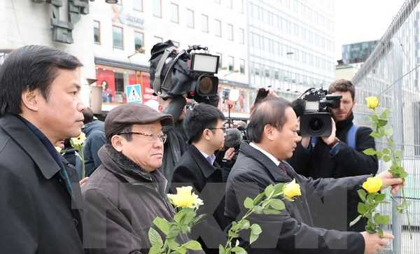 Đo&agrave;n đại biểu Quốc hội Việt Nam tưởng niệm nạn nh&acirc;n khủng bố Stockholm