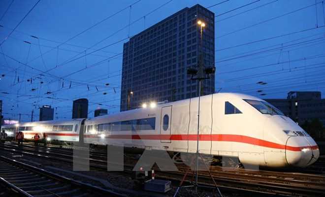 Tàu cao tốc trật bánh giữa đêm, đầu máy bị phá hủy nghiêm trọng