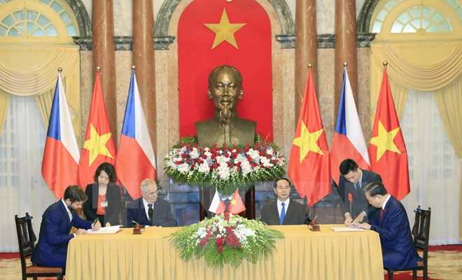 Tổng thống Cộng h&ograve;a S&eacute;c v&agrave; Phu nh&acirc;n kết th&uacute;c chuyến thăm Việt Nam