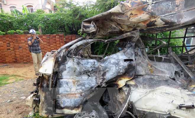 Tàu hỏa đâm trực diện xe 16 chỗ chắn ngang đường, ôtô bốc cháy