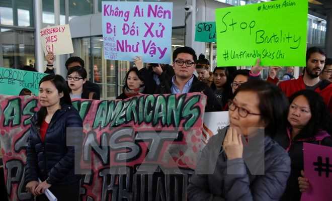 CEO United Airlines tuyên bố không từ chức sau vụ lôi khách thô bạo