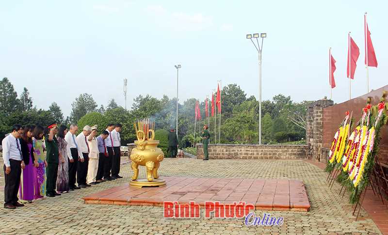 [Video] Viếng nghĩa trang tỉnh Kỷ niệm 42 năm ngày giải phóng miền Nam 30-4 và Quốc tế Lao động 1-5