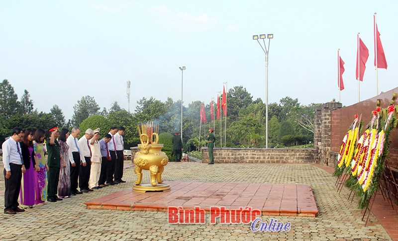 Viếng nghĩa trang tỉnh kỷ niệm 42 năm Ng&agrave;y giải ph&oacute;ng miền Nam 30-4 v&agrave; Quốc tế Lao động 1-5