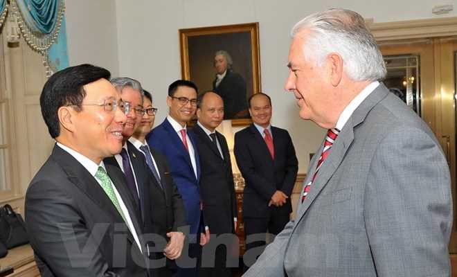 Ph&oacute; Thủ tướng trao thư mời Tổng thống Mỹ Trump dự APEC 2017