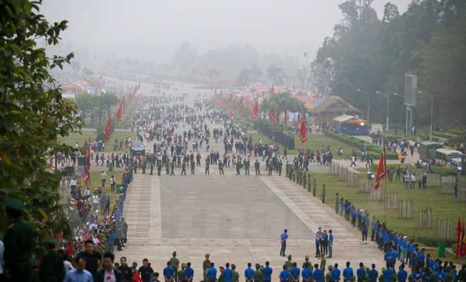 Giỗ tổ tại Đền H&ugrave;ng bất ngờ vắng vẻ trong ng&agrave;y khai hội