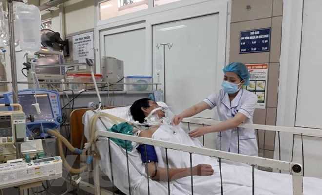 Thêm 2 trường hợp nguy kịch vì uống rượu có Methanol