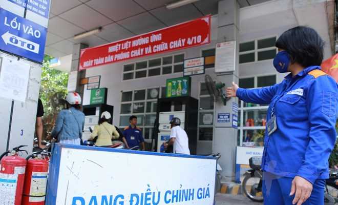 Đồng loạt giảm giá, xăng RON 92 lùi về mức 17.274 đồng mỗi lít