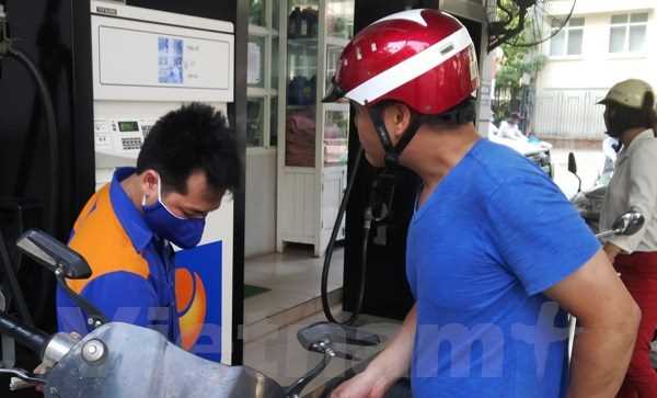 Từ 15 giờ ngày 20-4, các hàng mặt xăng dầu đồng loạt tăng 350 đồng