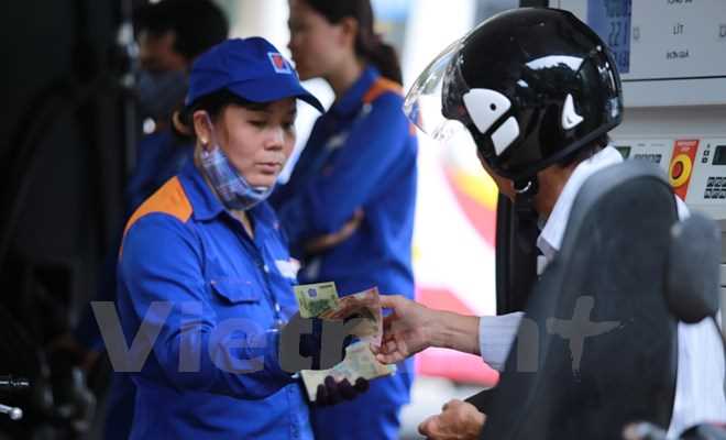 Giảm hơn 800 đồng, xăng RON 92 xuống còn 16.504 đồng mỗi lít