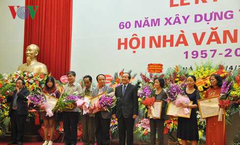 Trưởng Ban Tuy&ecirc;n gi&aacute;o Trung ương 'đặt h&agrave;ng' Hội Nh&agrave; văn