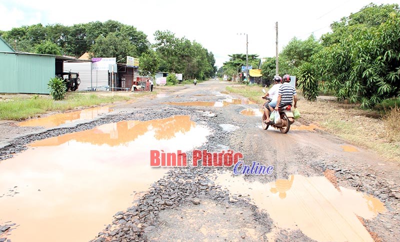 Xe tải băm nát đường giao thông