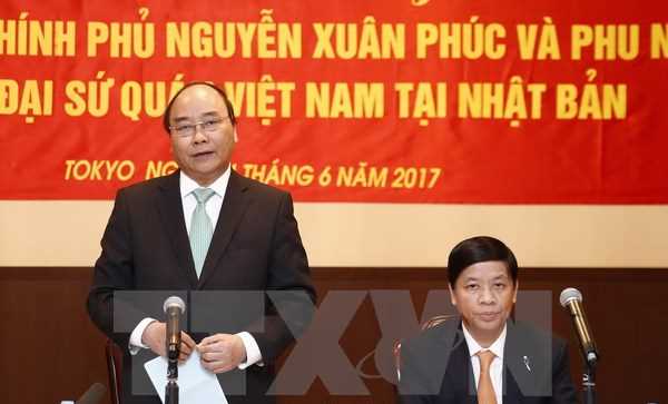 Thủ tướng thăm Đại sứ qu&aacute;n v&agrave; cộng đồng người Việt tại Nhật Bản
