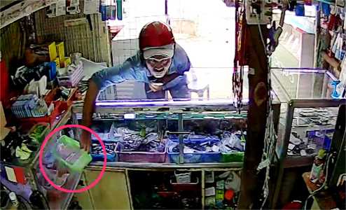 Tên cướp giật trong vai khách hàng