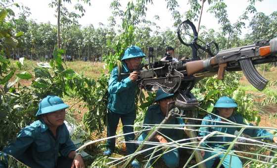 B&ugrave; Đăng chuẩn bị diễn tập ph&ograve;ng kh&ocirc;ng nh&acirc;n d&acirc;n