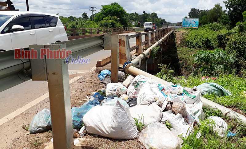 Cầu Cần L&ecirc; đầy r&aacute;c