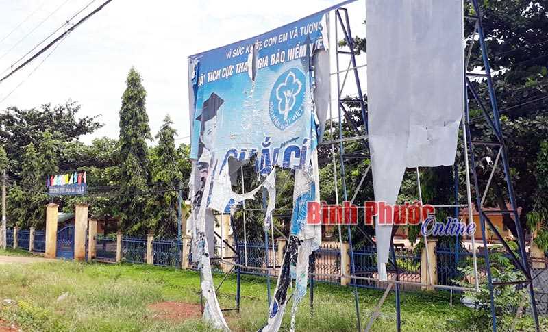 Nhếch nh&aacute;c trước trường học