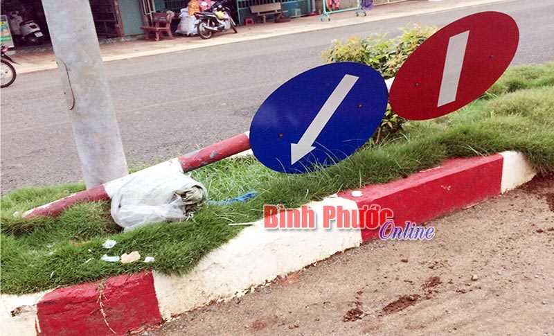 Biển b&aacute;o &ldquo;nằm nghỉ&rdquo; tr&ecirc;n thảm cỏ