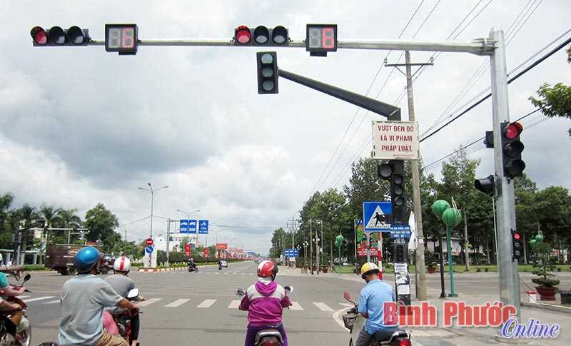 1 ngã tư 8 trụ đèn tín hiệu giao thông