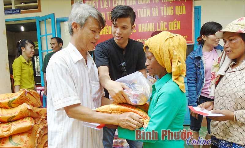 200 phần quà tặng người nghèo xã Lộc Điền, Lộc Khánh