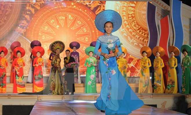 Tạp ch&iacute; Argentina ca ngợi vẻ đẹp t&agrave; &aacute;o d&agrave;i của Việt Nam