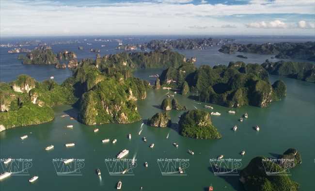 Kh&aacute;m ph&aacute; Hạ Long tr&ecirc;n du thuyền