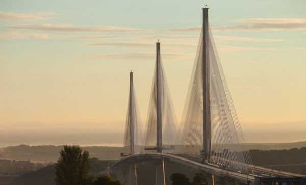 Người dân Anh chào đón cây cầu "cánh buồm" dài nhất thế giới