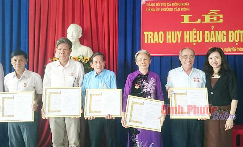 30 đảng vi&ecirc;n được tặng Huy hiệu Đảng đợt 2-9