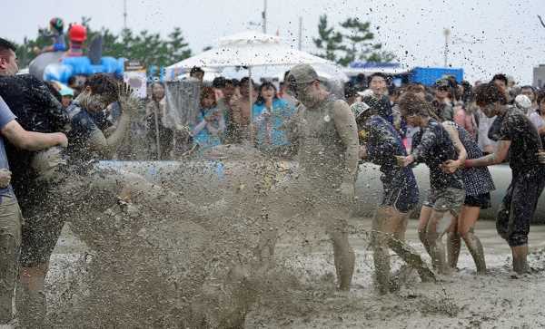 Khoảnh khắc độc đ&aacute;o tại lễ hội tắm b&ugrave;n H&agrave;n Quốc