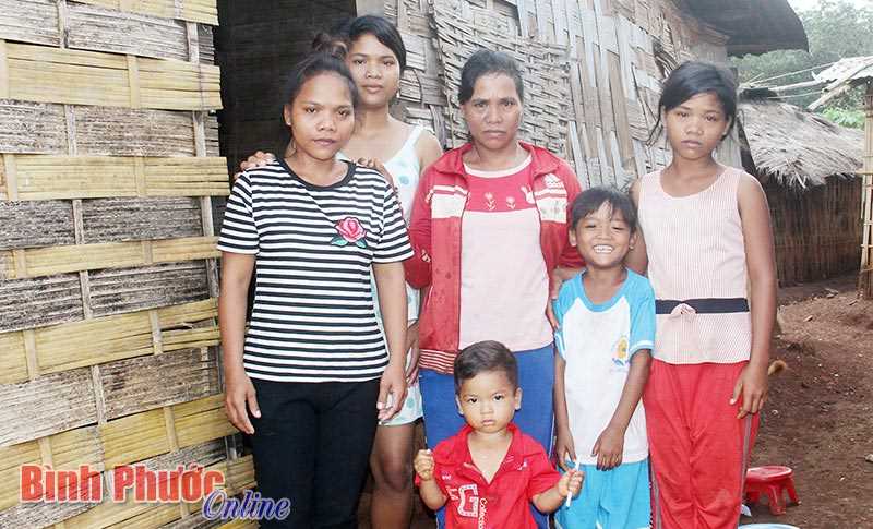 Chị Thị Thưa mong được hỗ trợ xây nhà ở