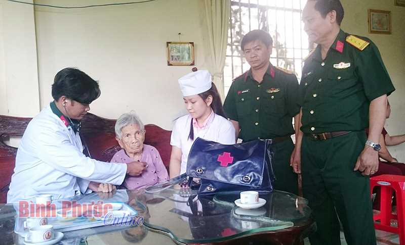 450 gia đ&igrave;nh ch&iacute;nh s&aacute;ch, hộ ngh&egrave;o được kh&aacute;m bệnh, cấp thuốc miễn ph&iacute;