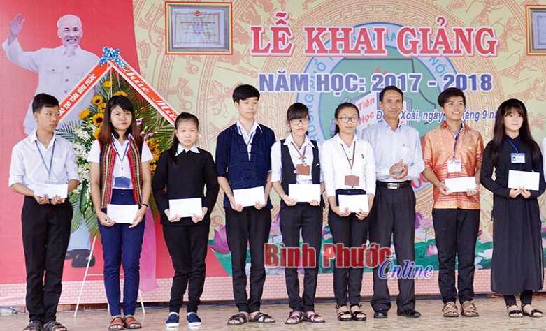 Trường phổ thông DTNT THPT tỉnh có 120 học sinh lớp 10