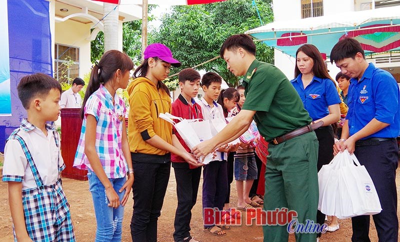 650 phần quà tặng học sinh nghèo hiếu học